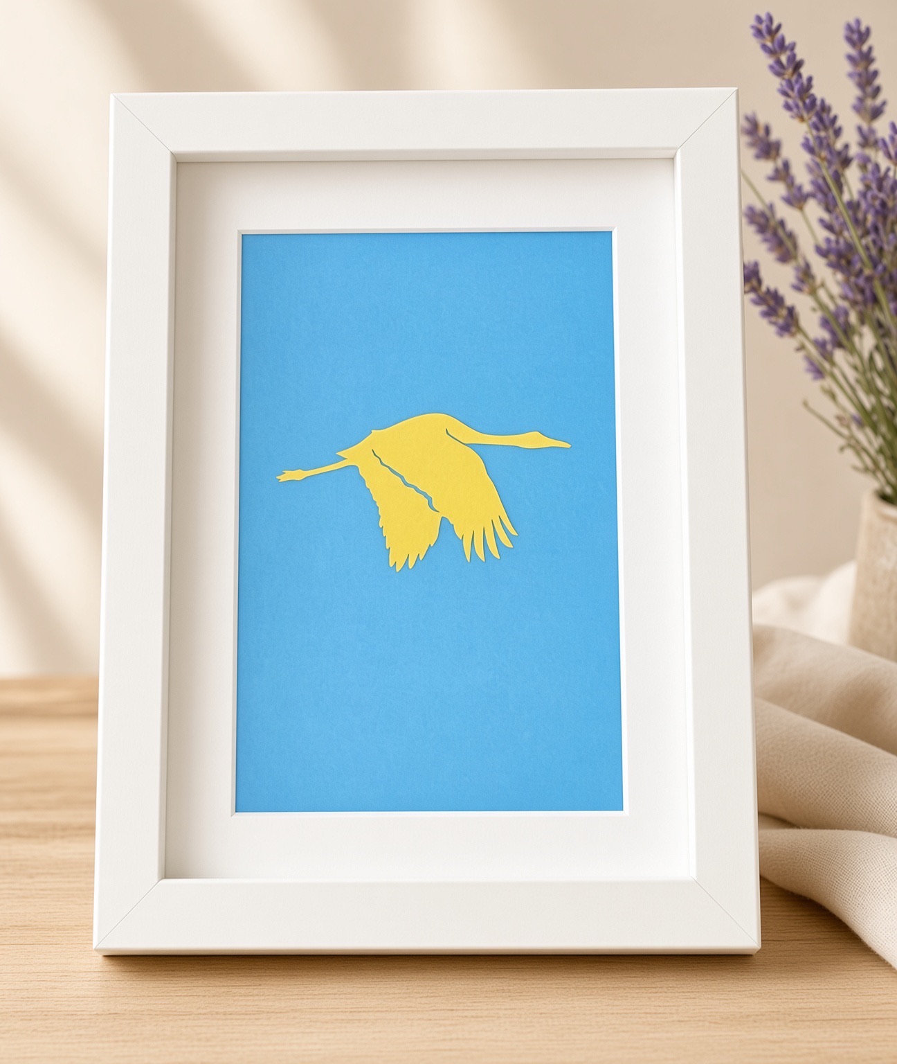 Tableau artisanal Flamant Jaune vol ailes basses — Flamant jaune sur fond bleu clair, cadre 14,5×20×3 cm Blanc, FLAMINGO ART, fait main en France