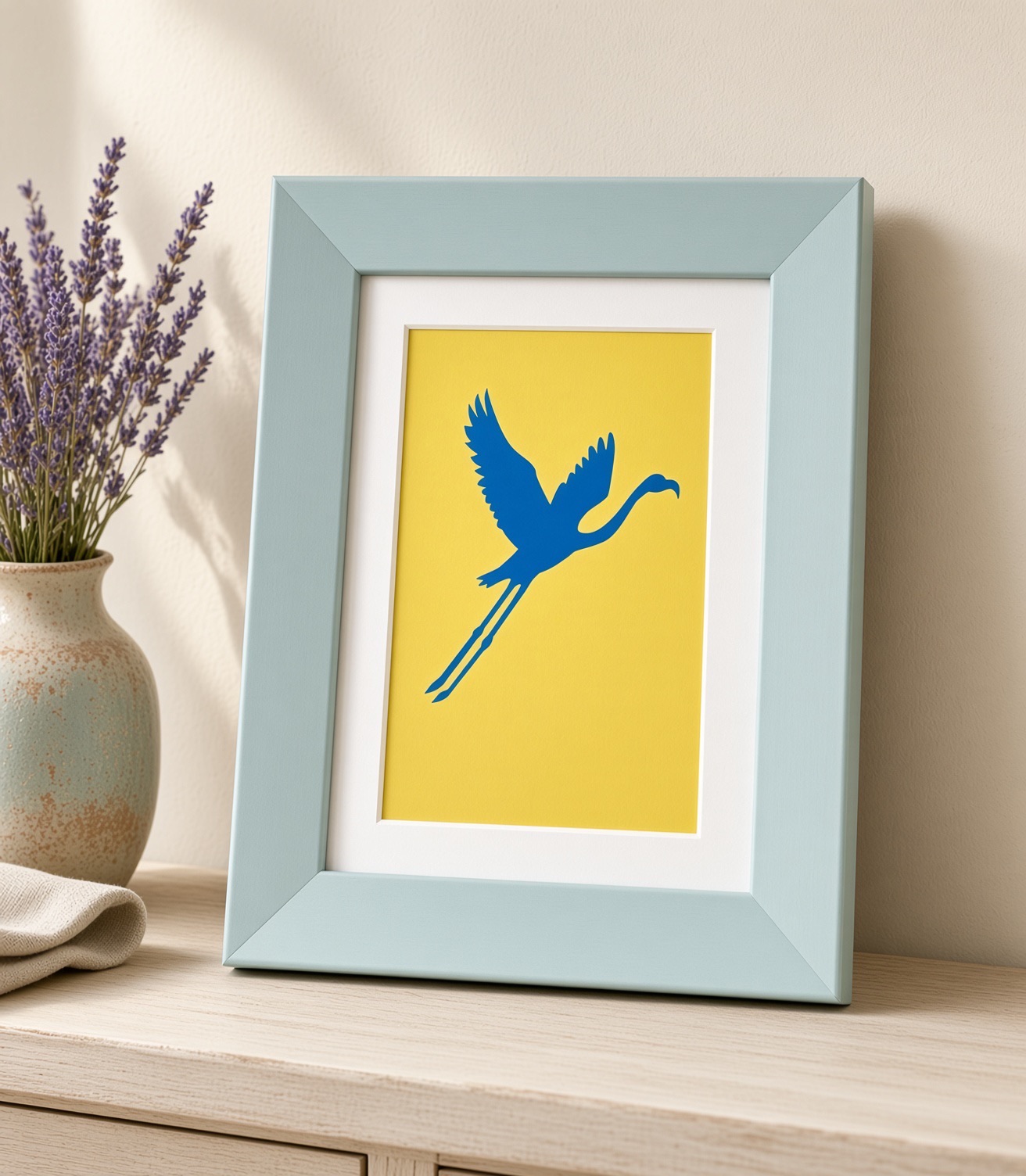 Tableau artisanal Flamant Bleu Envol pattes tendues — Flamant bleu sur fond jaune soleil, cadre 18×23×1,5 cm Gris, FLAMINGO ART, fait main en France