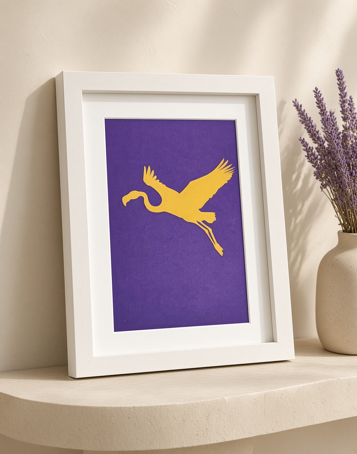 Tableau artisanal Flamant Orange Envol pattes pliées — Flamant orange sur fond violet, cadre 14,5×20×3 cm motif Bouleau, FLAMINGO ART, fait main en France