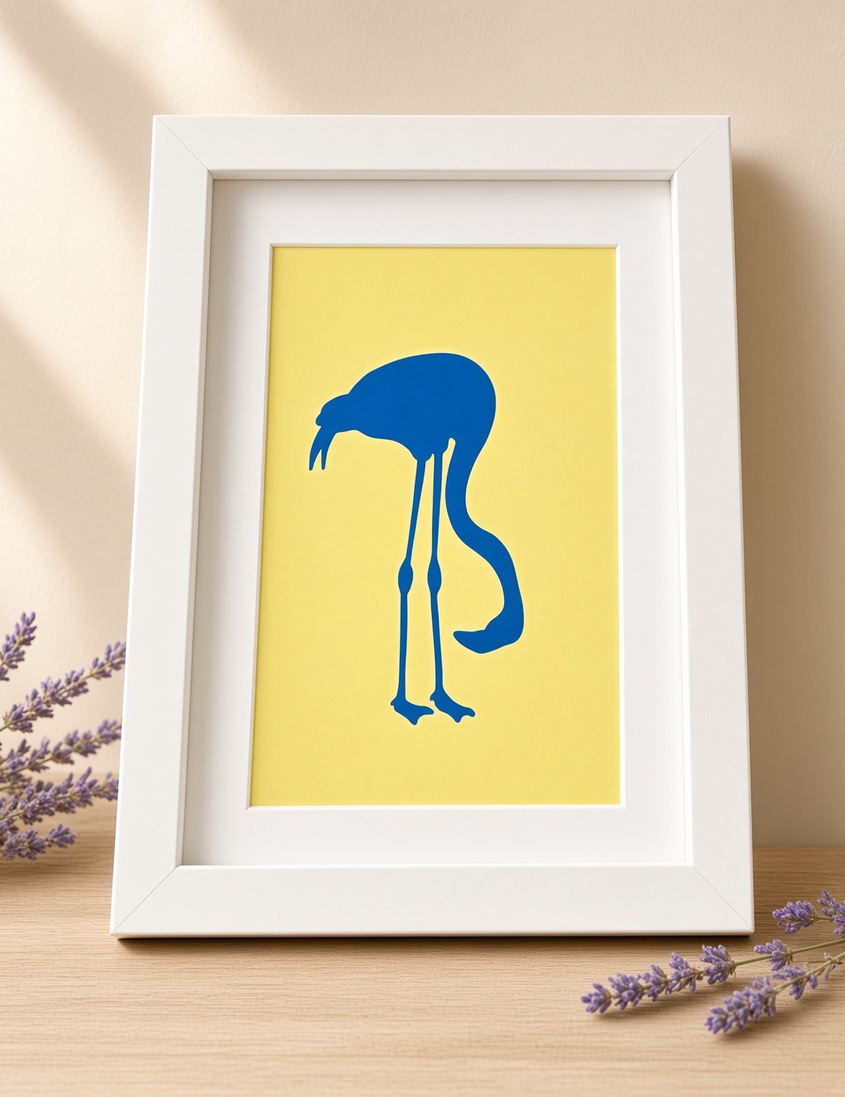 Tableau artisanal Flamant Bleu Miroir — Flamant bleu sur fond jaune clair, cadre 14,5×20×3 cm Blanc, FLAMINGO ART, fait main en France