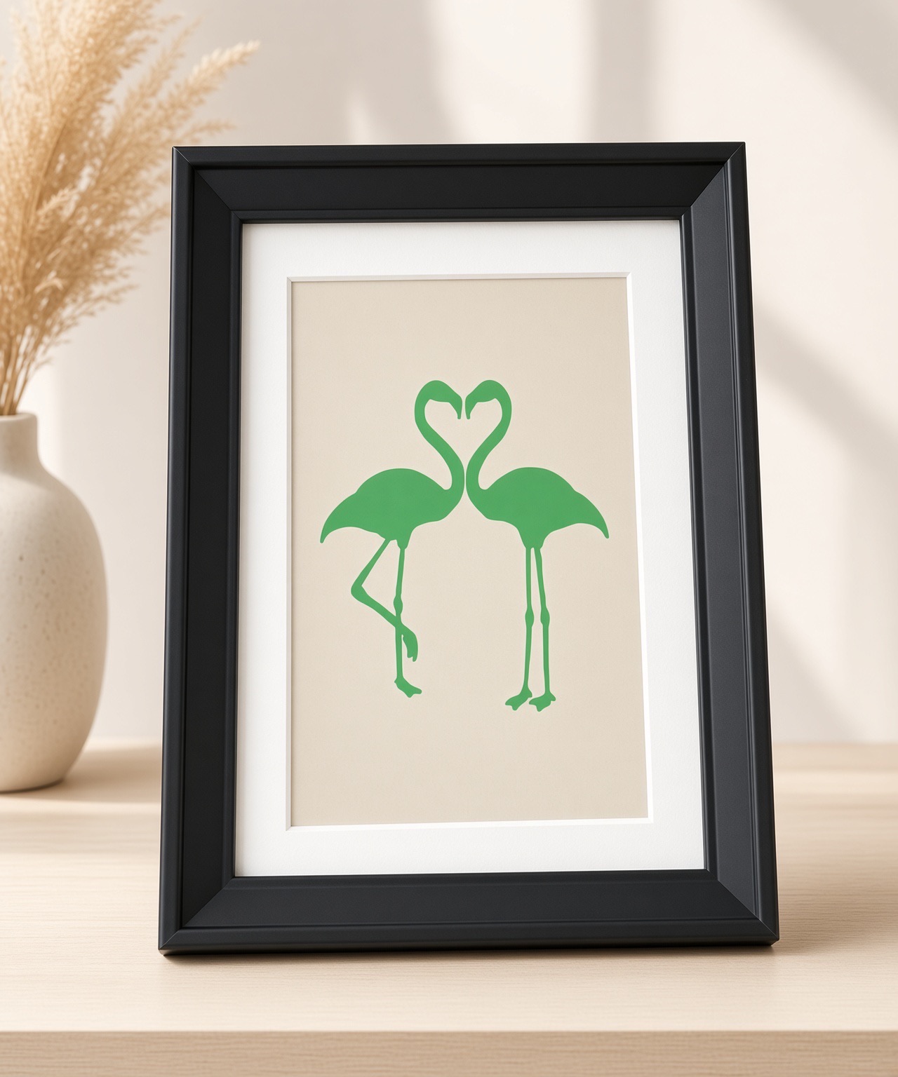 Tableau artisanal Flamants Verts Coeur — Flamants verts Coeur sur fond sable, cadre 15×21×2 cm Noir, FLAMINGO ART, fait main en France