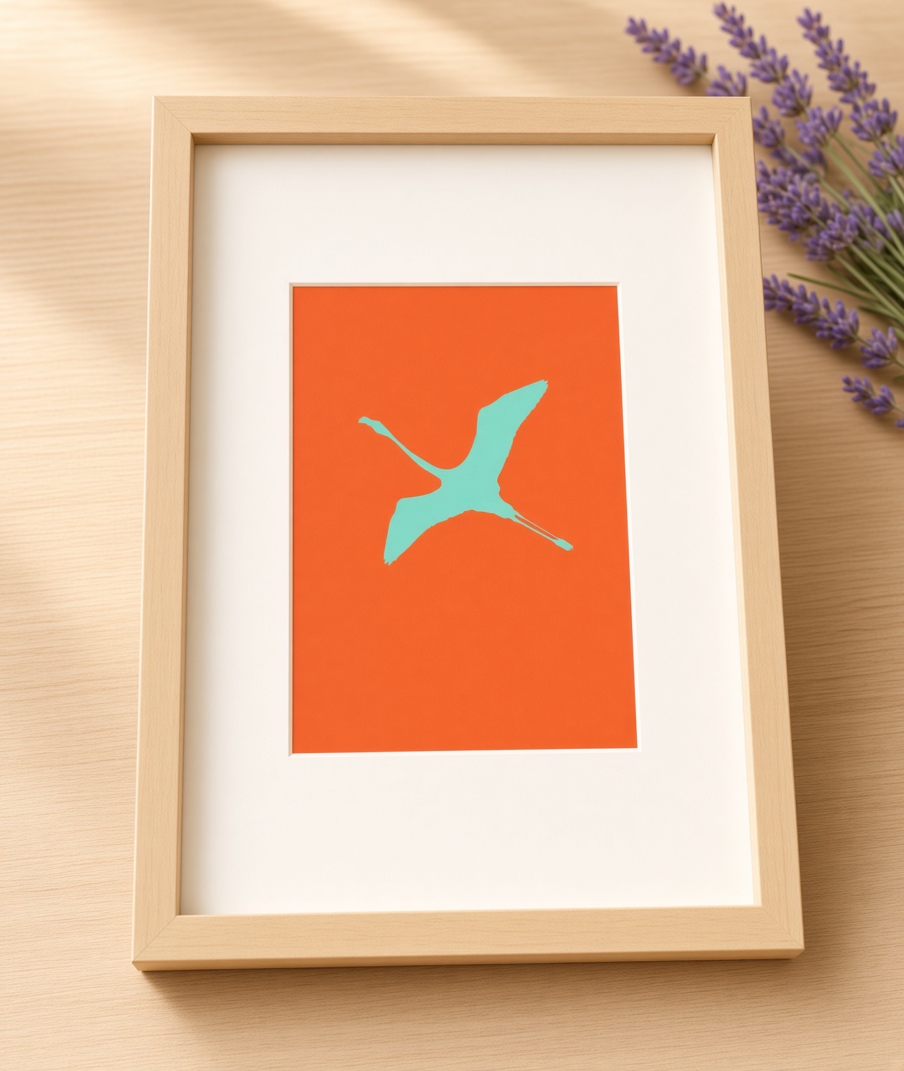 Tableau artisanal Flamant Turquoise vol ailes déployées — Flamant turquoise sur fond orange, cadre 22,5×31,5×3 cm motif Bouleau, FLAMINGO ART, fait main en France