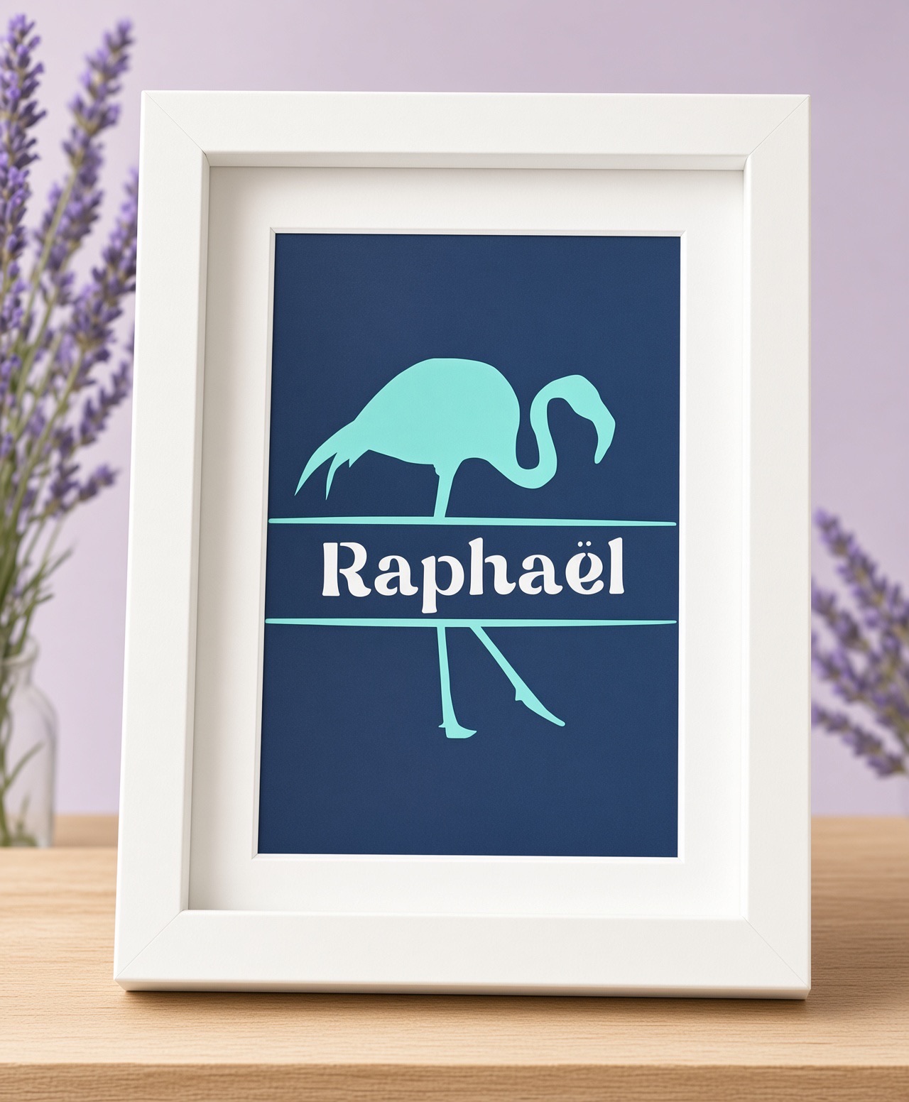 Tableau artisanal Flamant Turquoise Prénom — Flamant turquoise sur fond bleu marine, cadre 14,5×20×3 cm Blanc, FLAMINGO ART, fait main en France