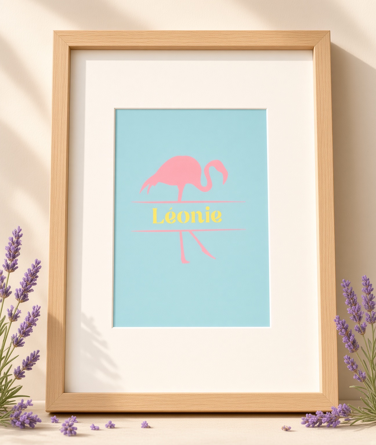 Tableau artisanal Flamant Rose Prénom — Flamant rose sur fond bleu clair, cadre 22,5×31,5×3 cm motif chêne, FLAMINGO ART, fait main en France