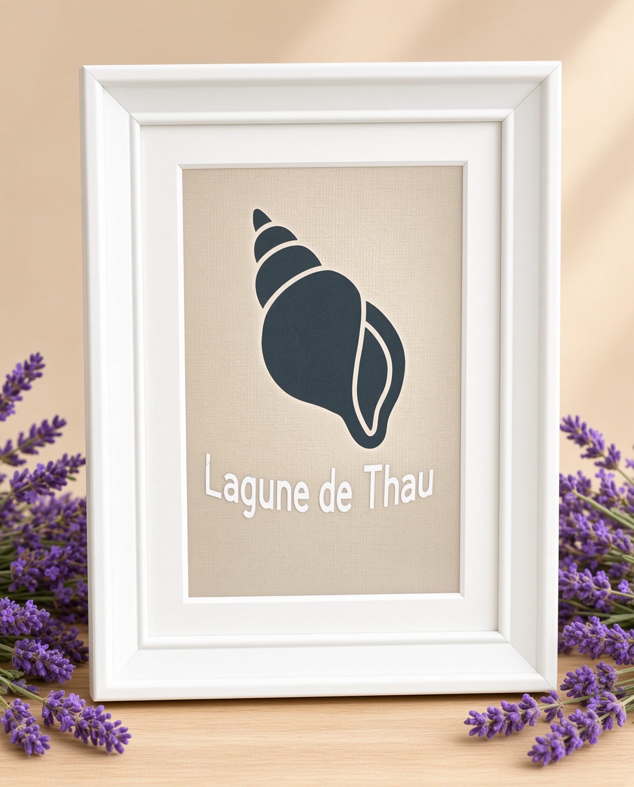 Tableau artisanal Lagune de Thau Bulot — Bulot noir sur fond sable, cadre 15×21×2 cm Blanc, FLAMINGO ART, fait main en France